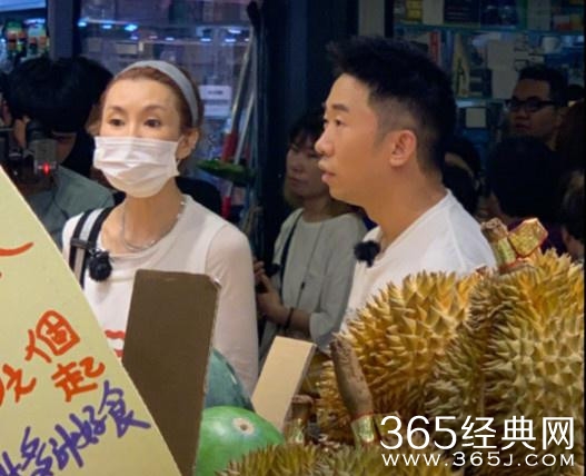 张曼玉复出与杨迪录制综艺 淡妆低调身材好