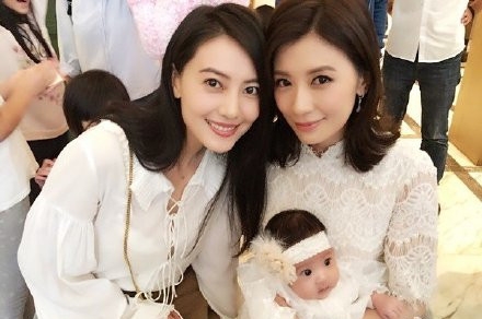 贾静雯是高圆圆女儿的干妈 迫不及待要去见干女儿