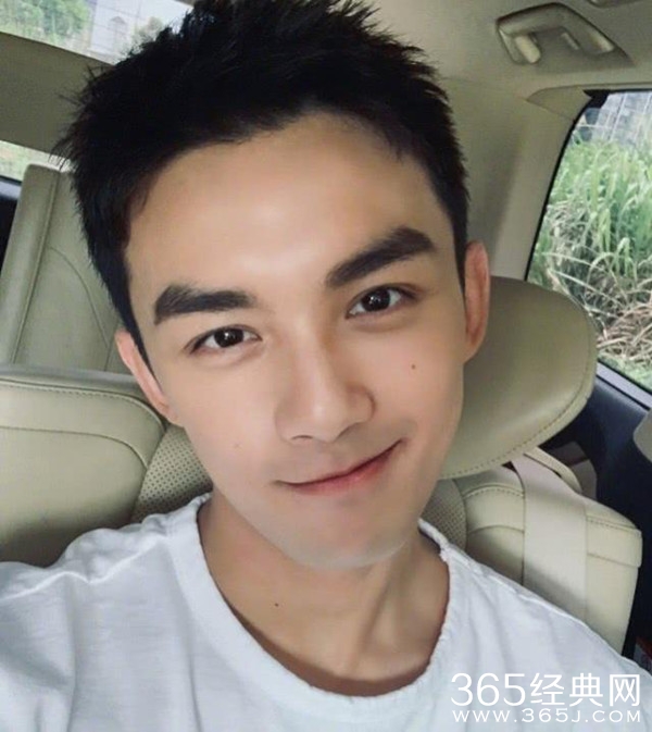 吴磊晒自拍秀新发型眼前一亮 头发又剪短了