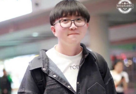 毛不易瘦了！机场图大长腿加瘦脸庞完美逆袭