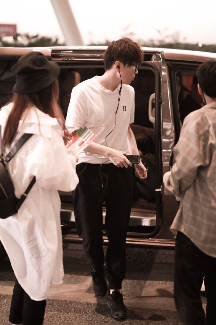 毛不易瘦了！机场图大长腿加瘦脸庞完美逆袭