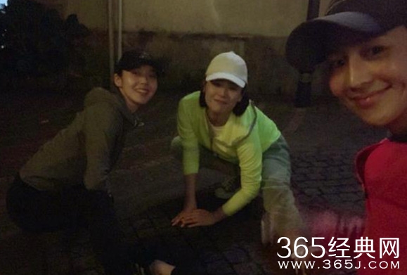 马思纯张钧甯张佳宁夜跑七公里 合影搞怪喜感十足很亲密