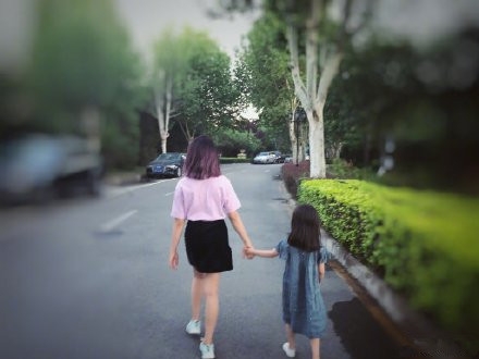 黄多多新发色出镜 继承黄磊孙莉的优点 清新活泼气质佳