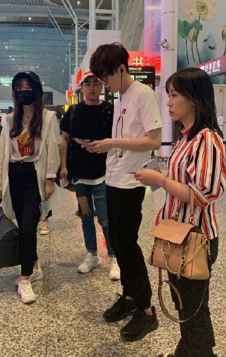 毛不易瘦了！机场图大长腿加瘦脸庞完美逆袭