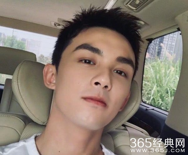 吴磊晒自拍秀新发型眼前一亮 头发又剪短了