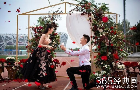 张培萌成功求婚张漠寒 跑道上铺满鲜花现场超浪漫