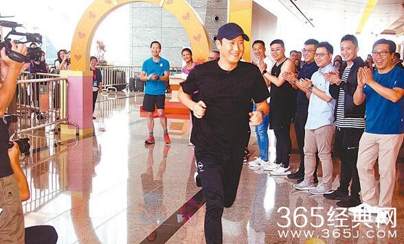 53岁黎明为筹善款跑50层楼梯不气喘 之前没有练习过