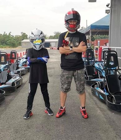 林志颖晒Kimi开赛车照片 年仅9岁身高几乎赶超爸爸