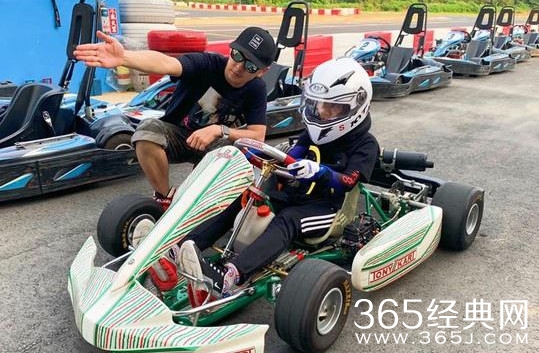 林志颖晒Kimi开赛车照片 年仅9岁身高几乎赶超爸爸