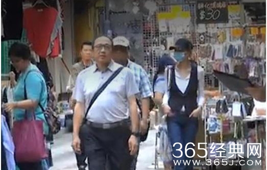 54岁张曼玉买菜逛地摊 接地气买十几元的鞋子