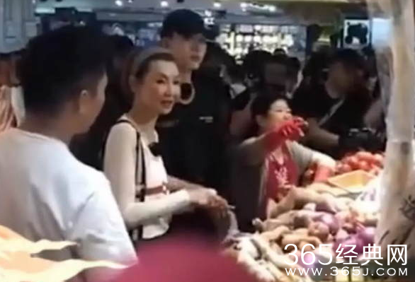 54岁张曼玉买菜逛地摊 接地气买十几元的鞋子