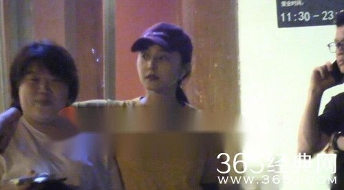 范冰冰聚餐无名指钻戒抢镜 难道与李晨好事将近？