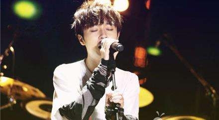 吴青峰演绎经典《同桌的你》《乐队的夏天》乐队经典重唱