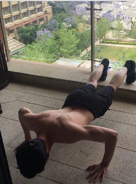 林更新身材火爆 晒健身照肌肉线条性感