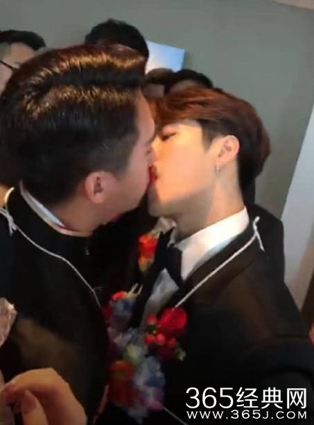 王嘉尔参加婚礼当伴郎 接亲环节大玩亲亲