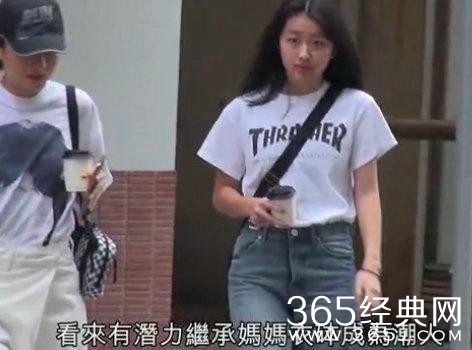 陈奕迅女儿现身接头 打扮时髦靓丽星味十足