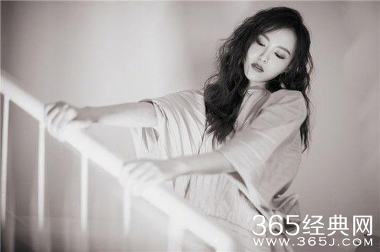 唐嫣与友人相约吃火锅 双手托脸甜笑少女感强