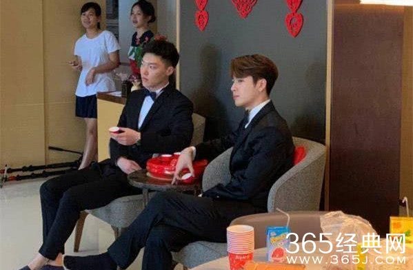 王嘉尔参加婚礼当伴郎 接亲环节大玩亲亲