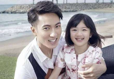 neinei长大了！长发白裙与爸爸吴尊拍摄杂志