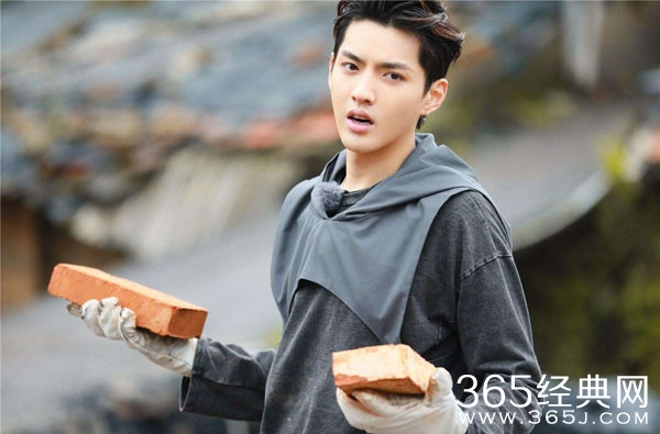 吴亦凡深夜送温暖 网友众说纷纭