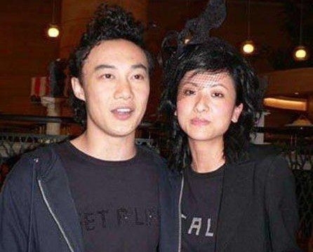 陈奕迅女儿现身接头 打扮时髦靓丽星味十足