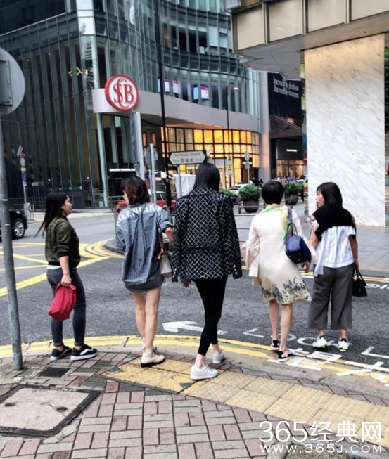 婆媳关系融洽 奚梦瑶陪婆婆“四太”逛街