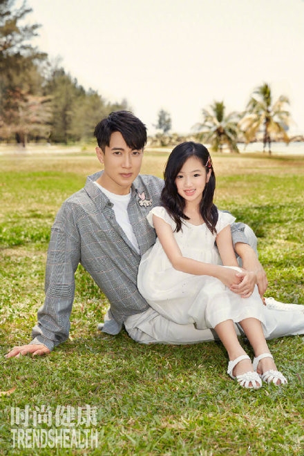 neinei长大了！长发白裙与爸爸吴尊拍摄杂志