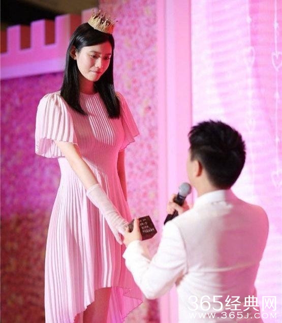 婆媳关系融洽 奚梦瑶陪婆婆“四太”逛街
