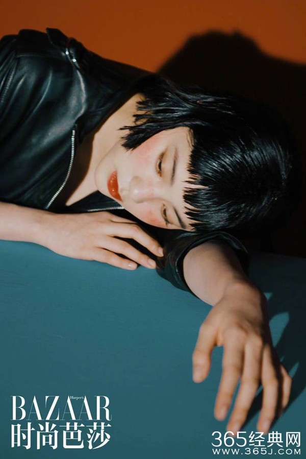 欧阳娜娜晒伤妆 眼神清冷穿越复古感十足