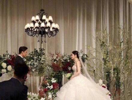 凌潇肃参加秋瓷炫婚礼 世贤品如世纪同框！