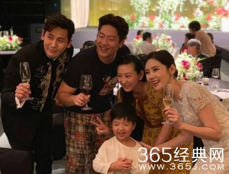 凌潇肃参加秋瓷炫婚礼 世贤品如世纪同框！