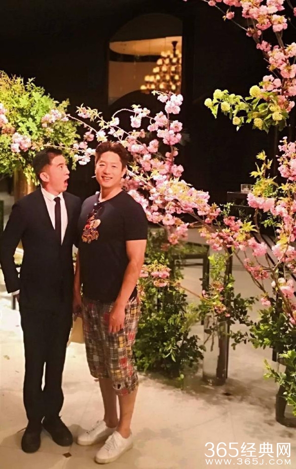 凌潇肃参加秋瓷炫补办的婚礼 被网友调侃曾经的世贤变大叔