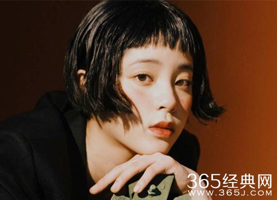 欧阳娜娜晒伤妆 眼神清冷穿越复古感十足