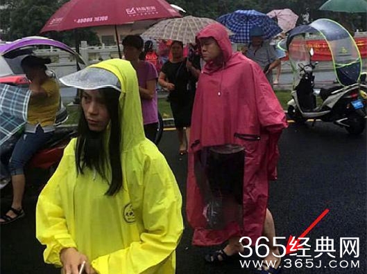 岳云鹏下雨天接孩子放学 老头乐拖鞋超接地气