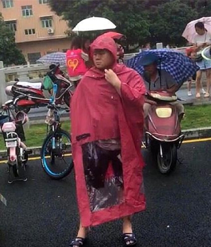 岳云鹏下雨天接孩子放学 老头乐拖鞋超接地气