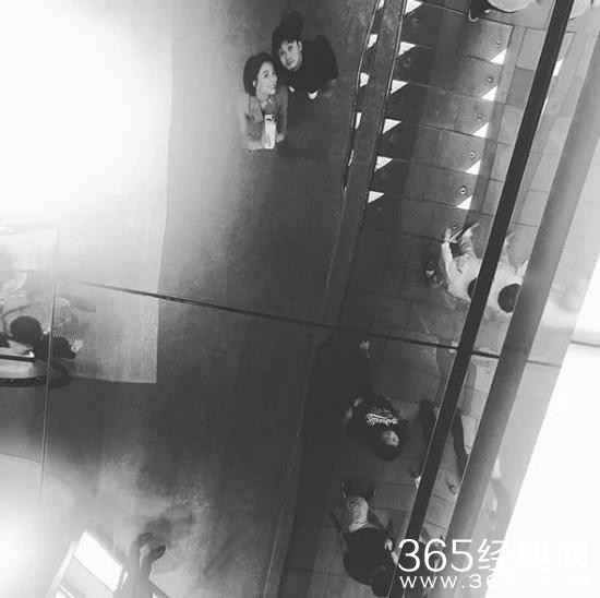 王珞丹晒与神秘男士亲密合影 男子撞脸黄磊