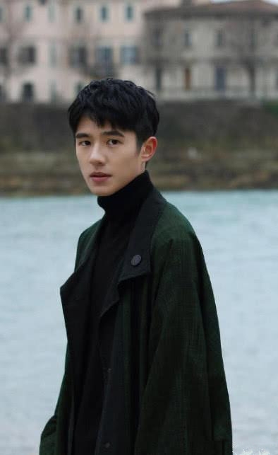 刘昊然双麻花辫造型曝光 雪中摔倒可怜又搞笑