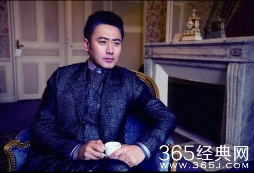 吴秀波不顾北京室内禁烟令 在餐厅猛抽烟