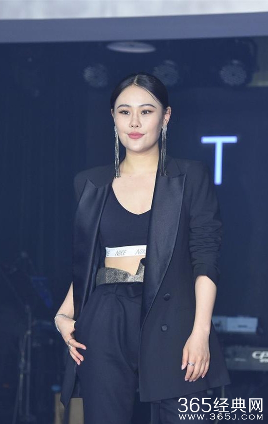 经纪人否认袁娅维恋情：是音乐总监 那天我也在