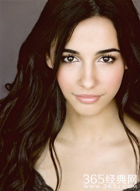 “茉莉公主”21岁嫁给初恋 青梅竹马故事超甜