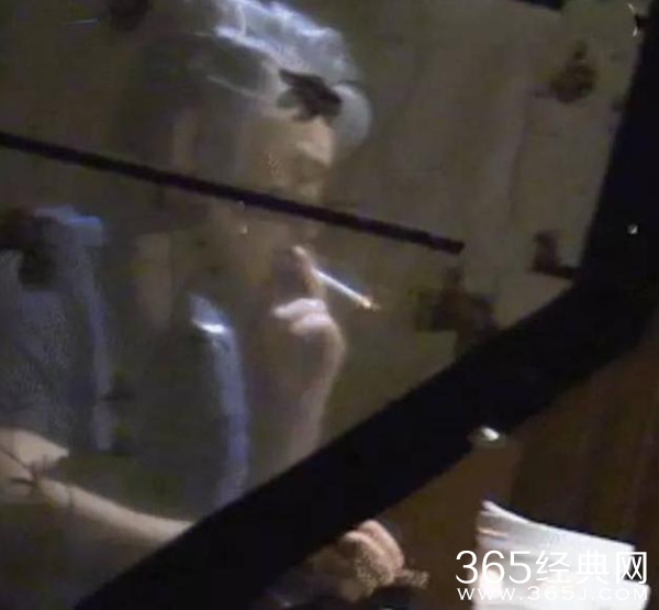 吴秀波不顾北京室内禁烟令 在餐厅猛抽烟