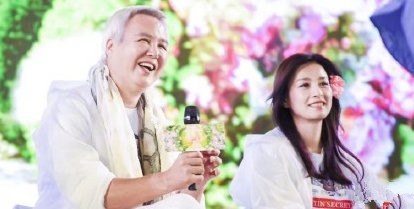 张庭老公被认成奶奶 身材发福眼神慈祥