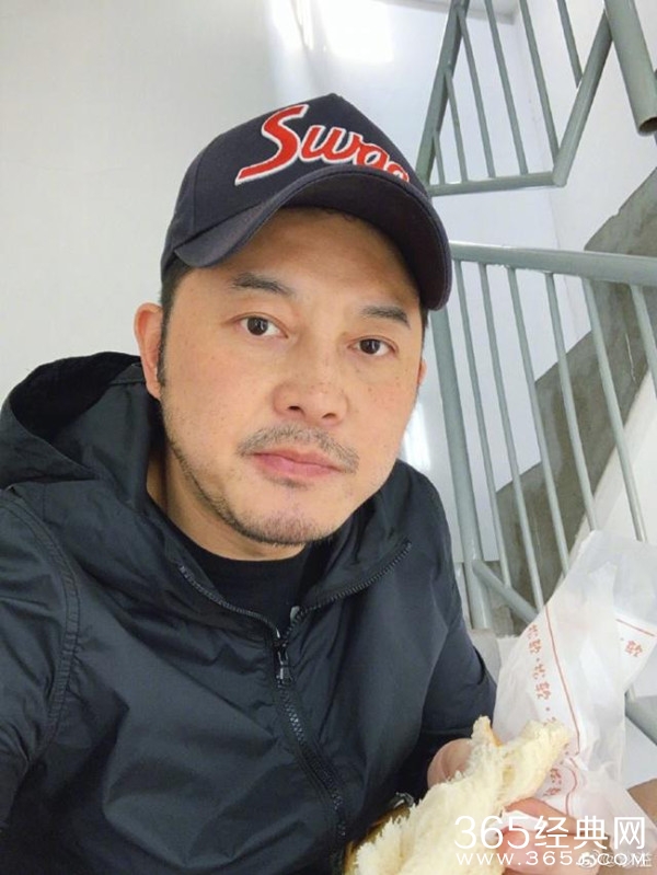 沙溢陪儿子上课楼梯间啃面包 发文：可怜天下父母心