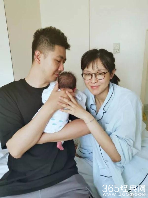 李艾晒全家福宣布生子喜讯：欢迎小灯泡