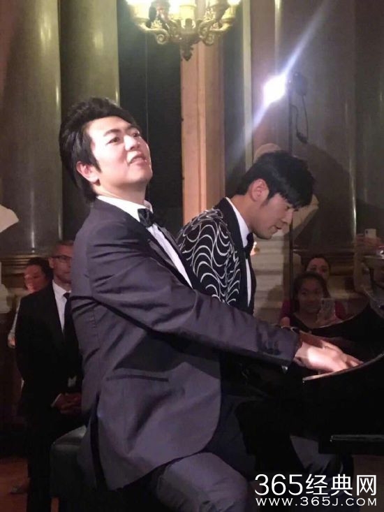 周杰伦现身郎朗婚礼 两人四手联弹《青花瓷》