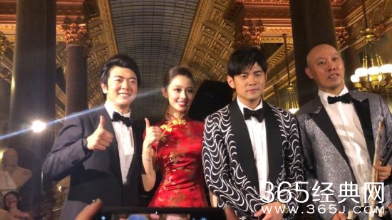 周杰伦现身郎朗婚礼 两人四手联弹《青花瓷》