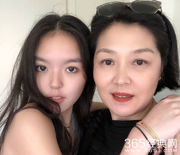 李咏女儿六一晒与妈妈哈文合影 母女同框温馨养眼