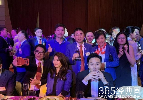 老婆袁咏仪被强行合照 张智霖这样回复网友