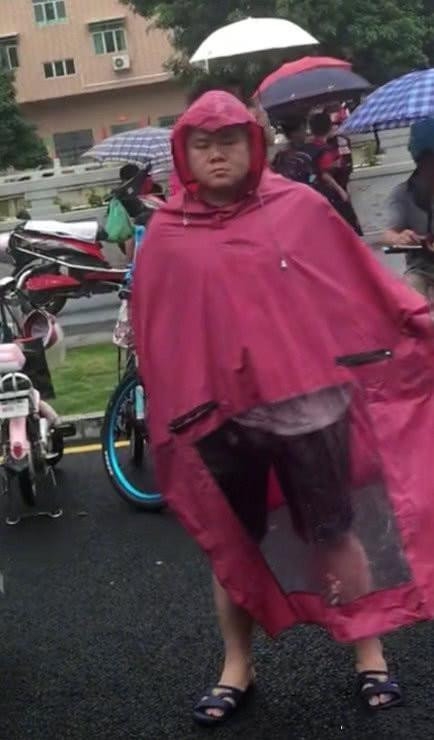 岳云鹏老婆辟谣 雨中接孩子的并非岳云鹏