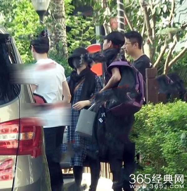 赵丽颖产后与老公合体现身 冯绍峰体贴帮开车门